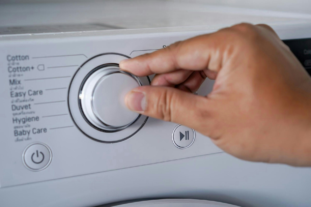 Il tasto speciale della lavatrice che riduce di metà le ore di asciugatura nei mesi freddi