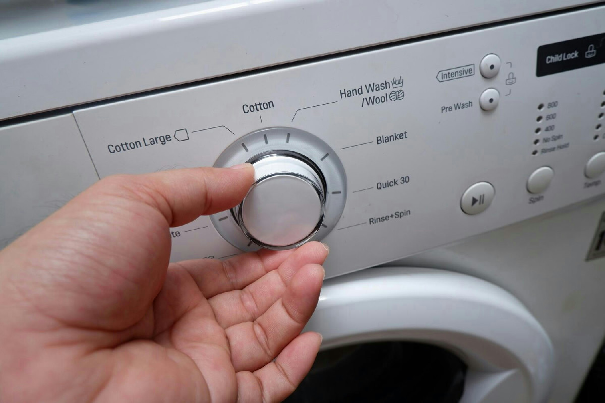 Il tasto speciale della lavatrice che riduce di metà le ore di asciugatura nei mesi freddi