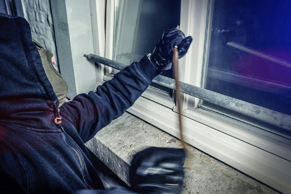 Tecnica avanzata per proteggere la casa dai malintenzionati che controllano finestre e porte