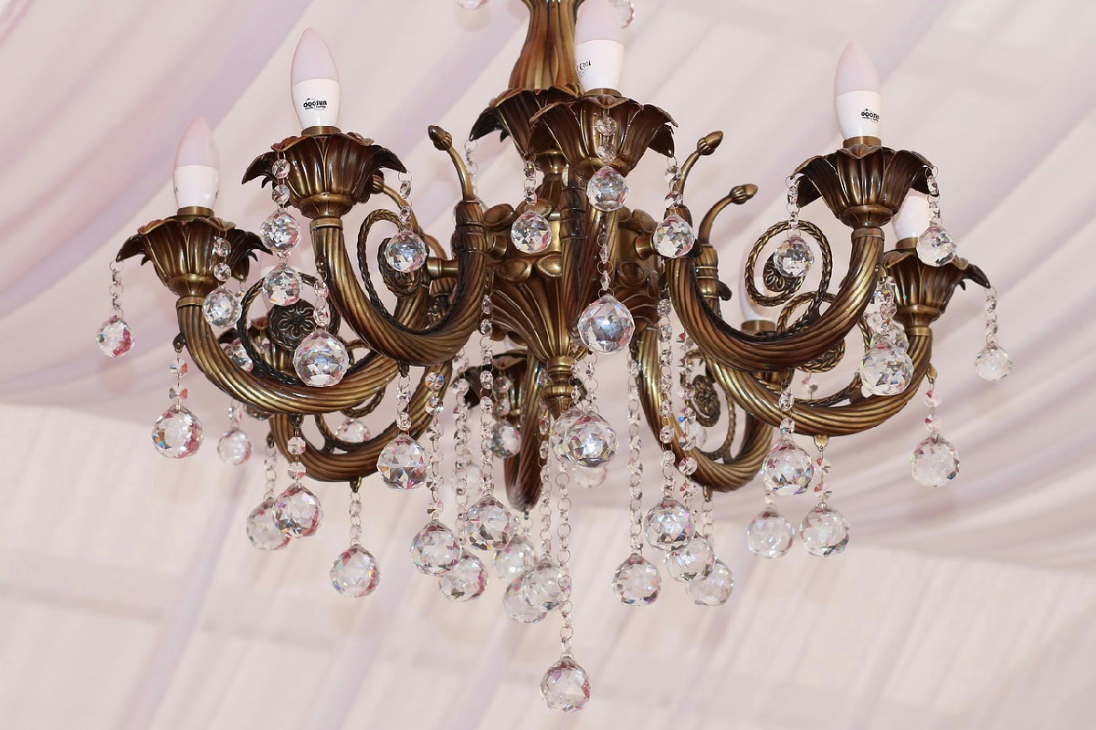 Il trucco efficace per far brillare i lampadari con una luminosità come nuova di zecca