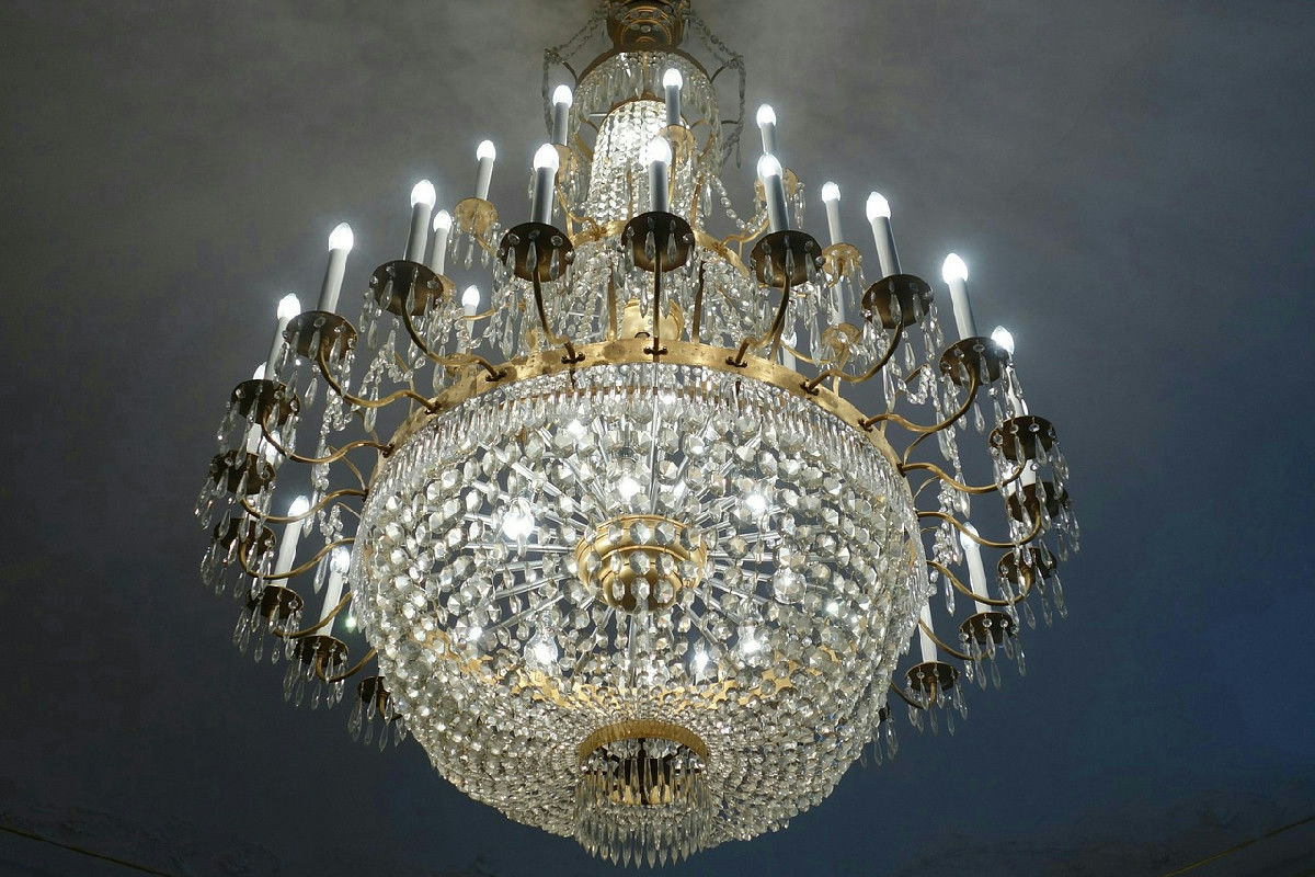 Il trucco efficace per far brillare i lampadari con una luminosità come nuova di zecca